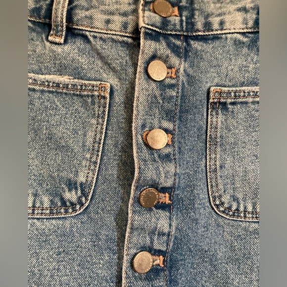 🌞Trafaluc Blue Medium Wash Button Fly Mini Skirt with Raw Hem A - Picture 4 of 7